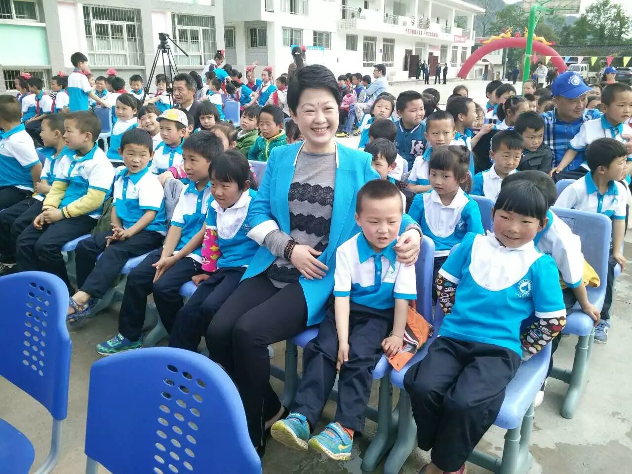 “災后重建 精準扶貧 春暖童心”-壹品歐迪總經理陶秀娟女士與孩子們在一起！